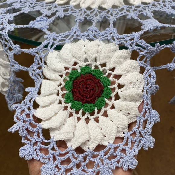 Handmade crochet large doilies - Picture 11 of 13